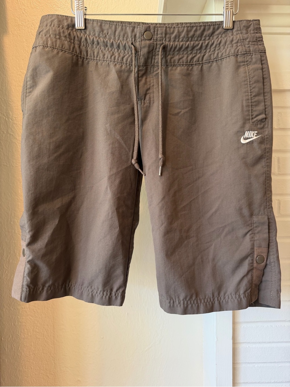 Nike Women’s Medium Brown Long Bermuda Athletic Shorts Snap Detail Size 4-6